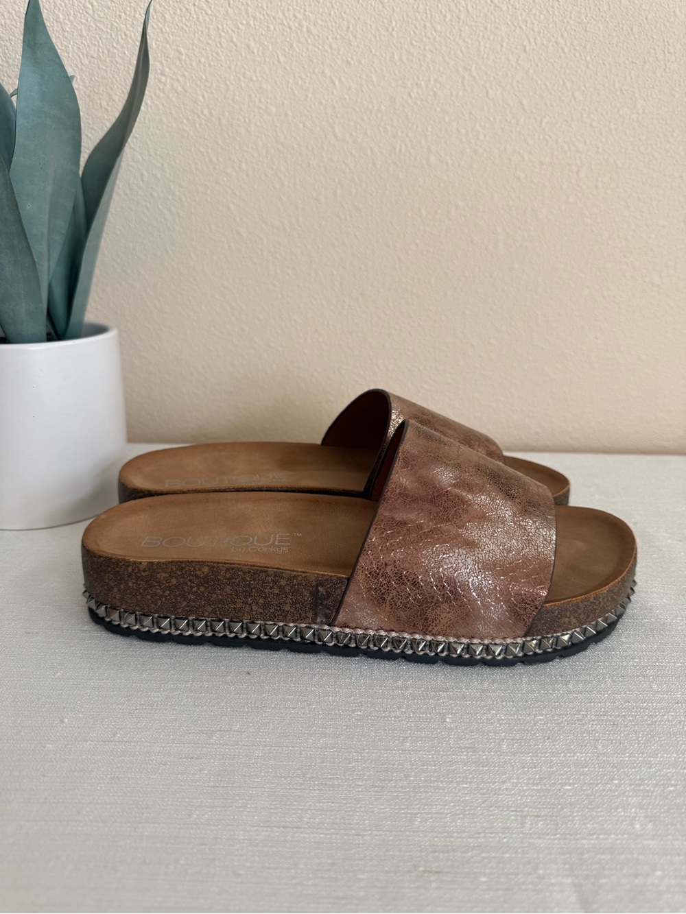 New Corkys BOUTIQUE Birch Brown Metallic Stud Platform Slide Sandals